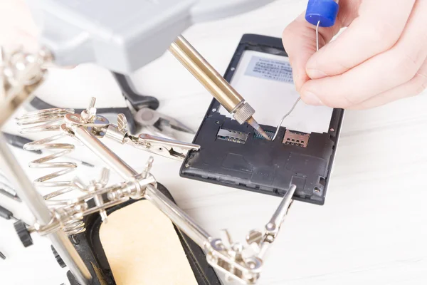 Herstellen van mobiele telefoon in de elektronische workshop — Stockfoto