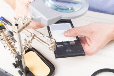 hareket eden telefon elektronik atölyesinde tamir