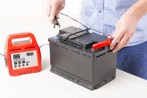 Autobatterie aufladen — Stockfoto