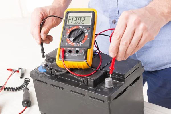 Checking car battery — Stock Photo, Image
