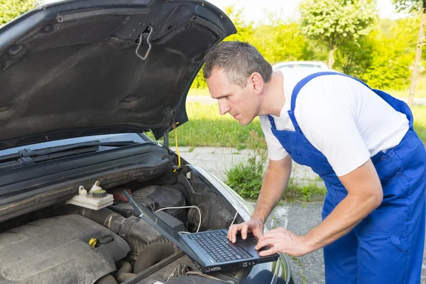 Mobile car assistance — Stock Photo, Image