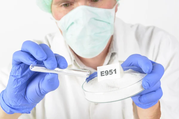 Researcher holding sweetener E951 — Stock Photo, Image