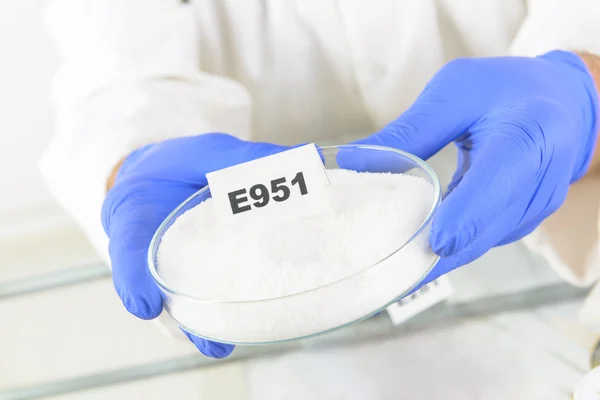 Researcher holding sweetener E951 — Stock Photo, Image