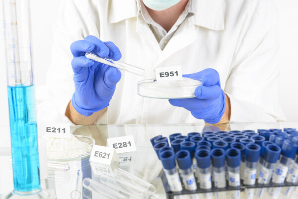 Исследователь держит подсластитель E951
