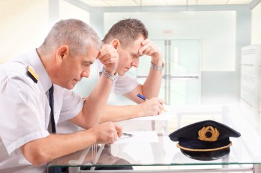 Havayolu pilotları sınav sırasında