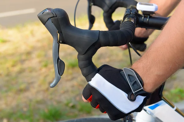 自転車のハンドルバー上の手 — ストック写真