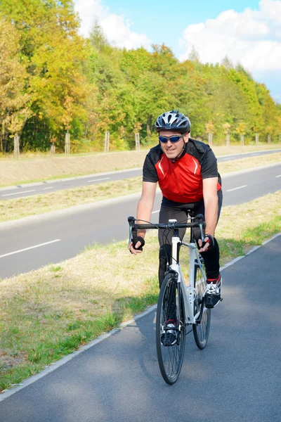 Homem andar de bicicleta — Fotografia de Stock