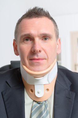 Servikal yaka erkekte