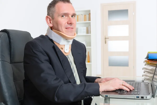 Man in cervical collar — Stock Photo, Image