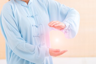 Qi gong tai chi egzersiz yapıyor kadın
