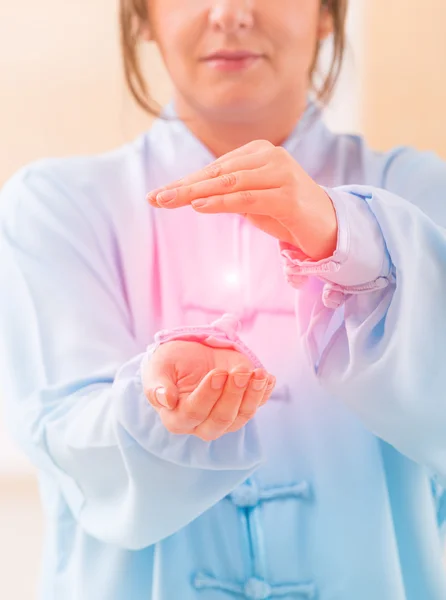 Woman doing qi gong tai chi exercise — Stock Photo, Image