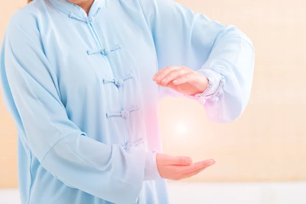 Woman doing qi gong tai chi exercise — Stock Photo, Image