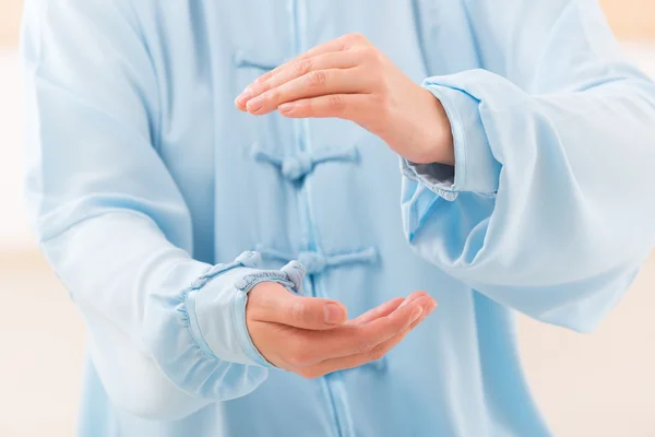 Woman doing qi gong tai chi exercise — Stock Photo, Image