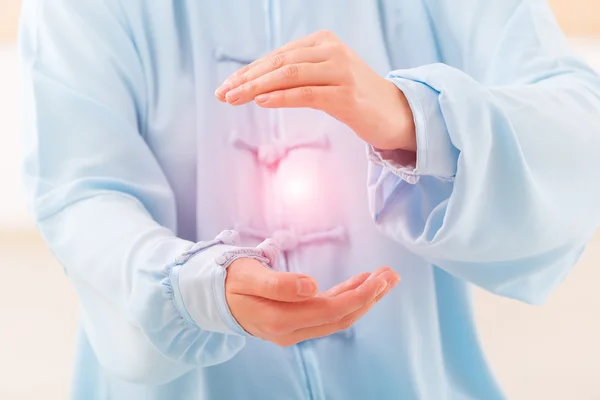 Mujer haciendo ejercicio qi gong tai chi — Foto de Stock