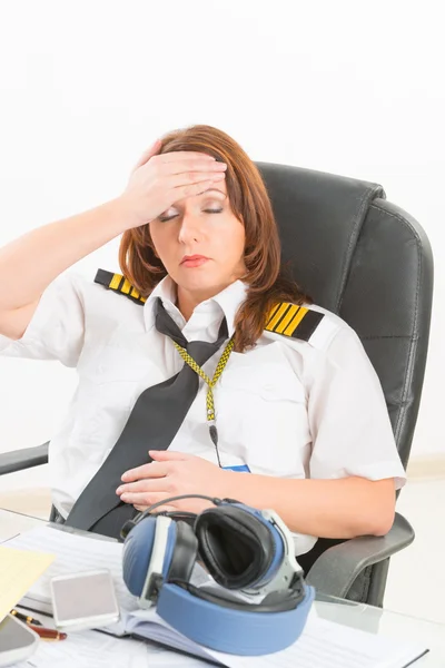 Κουρασμένος γυναίκα πιλότος στο γραφείο — Φωτογραφία Αρχείου