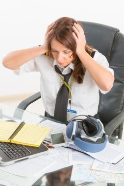 Çok çalışan kadın havayolu pilotu ofiste