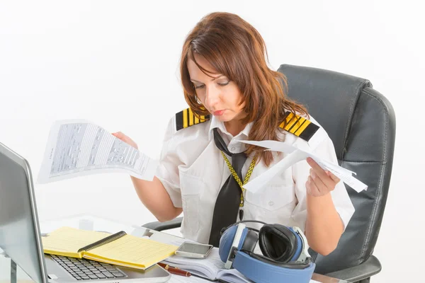 Overwerkte vrouw piloot in het kantoor — Stockfoto