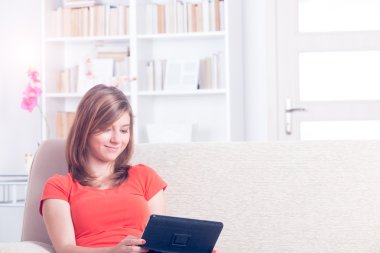 Tablet kullanan kadın