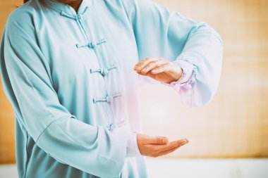 Qi gong tai chi egzersiz yapıyor kadın