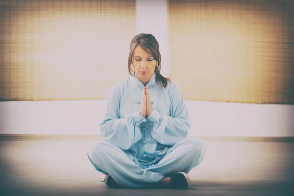 Kobieta robi qi gong ćwiczenia tai chi — Zdjęcie stockowe