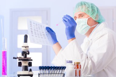 DNA analiz bilim adamı