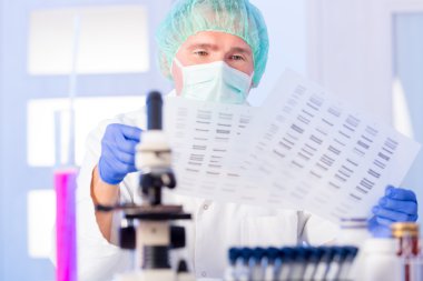 DNA analiz bilim adamı