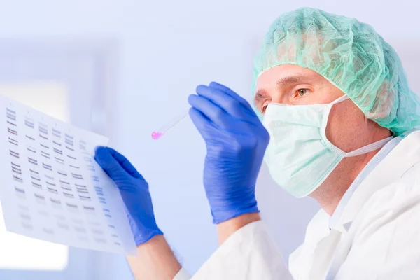 Cientista Analizando DNA — Fotografia de Stock