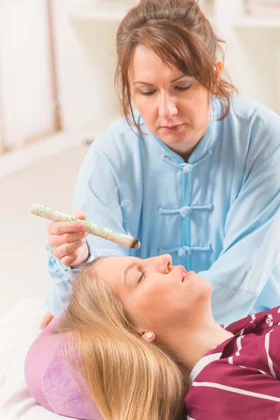 Terapeuta de medicina alternativa fazendo tratamento de moxa — Fotografia de Stock