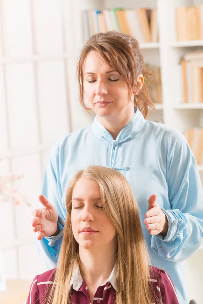 Professionelle Reiki-Heilung — Stockfoto