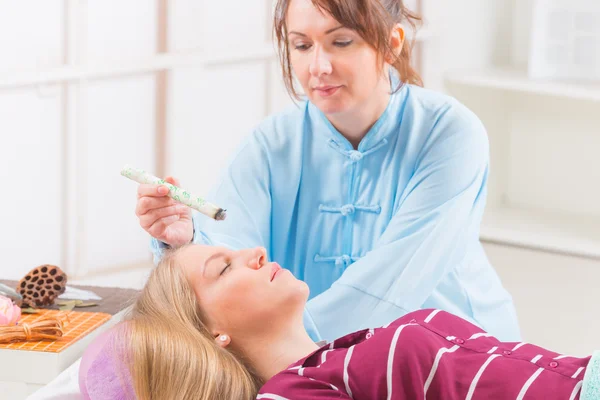 Alternative medicine therapist doing moxa treatment — Stock Photo, Image