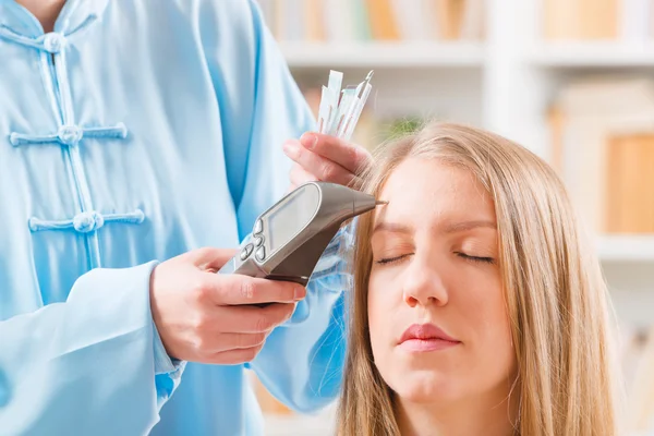 Therapist finding an acupuncture point — Stock Photo, Image