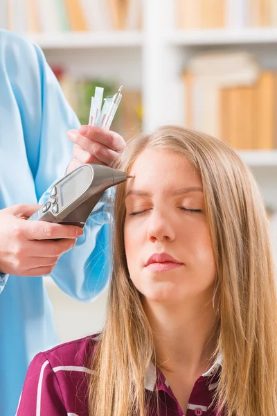 Therapist finding an acupuncture point — Stock Photo, Image