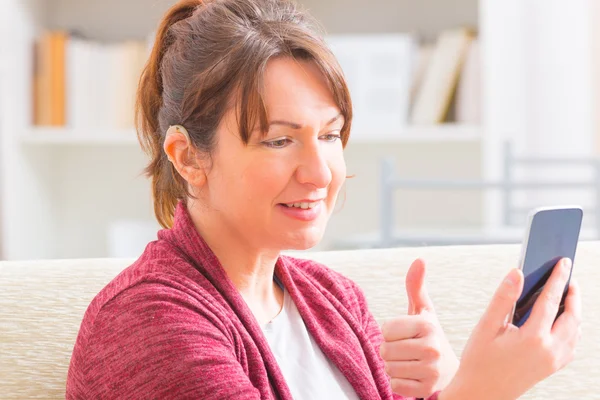 Döv kvinna med teckenspråk på smartphone — Stockfoto