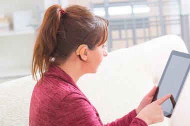 Sağır kadın tablet kullanma