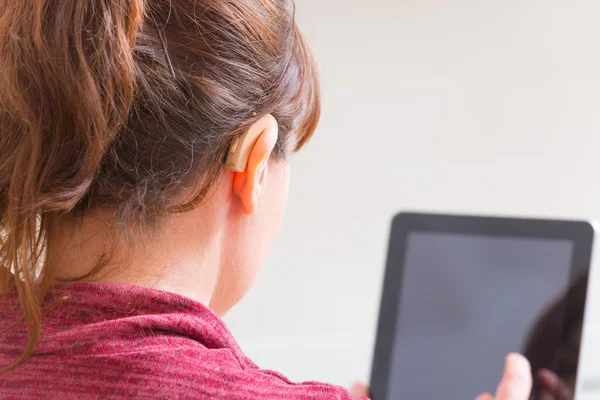 Gehörlose Frau mit Tablette — Stockfoto