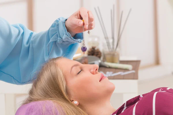 Sarkaç kullanarak terapist