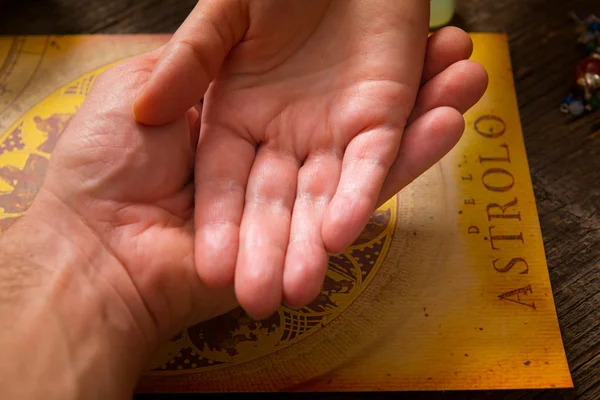 Lectura de la palma quiromancia — Foto de Stock