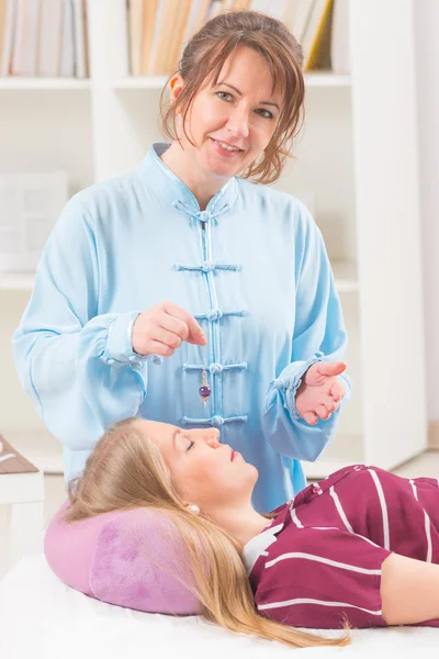 Professionelle Reiki-Heilung — Stockfoto