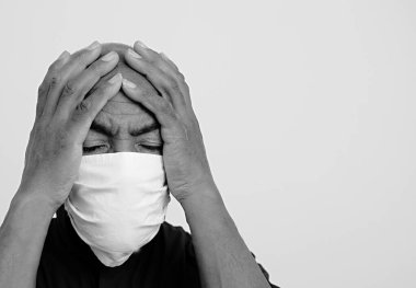 Toz maskeli adam Coronavirus salgınıyla mücadele ediyor.