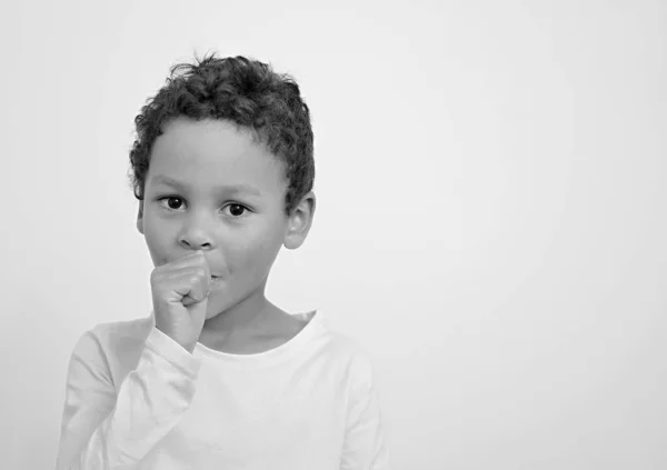 Niño Chupando Pulgar Sobre Fondo Blanco Foto Stock — Foto de Stock