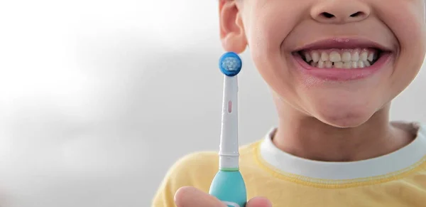 Petit Garçon Brossant Ses Dents Avec Une Brosse Dents Électrique — Photo