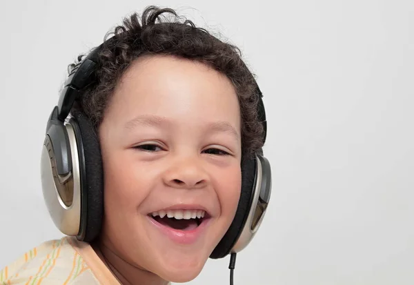 Kind Mit Kopfhörern Genießt Musik Auf Weißem Hintergrund Archivfoto — Stockfoto