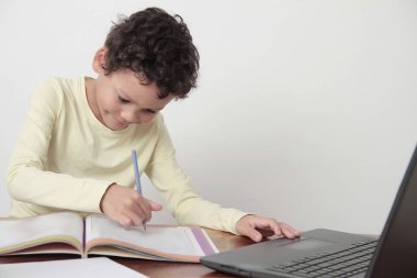 Okula geri döndükten sonra beyaz arka plan fotoğrafında kitabı olan bir çocuk.