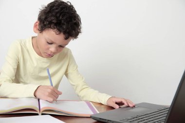 Okula geri döndükten sonra beyaz arka plan fotoğrafında kitabı olan bir çocuk.