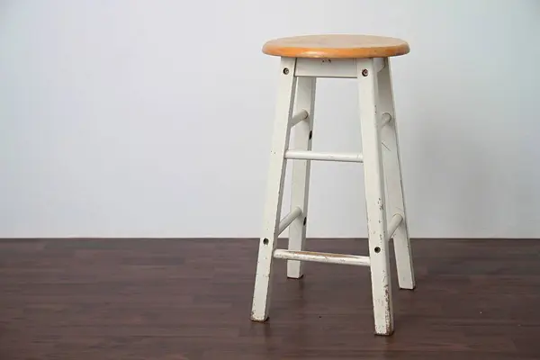 Boş odada ahşap sandalye