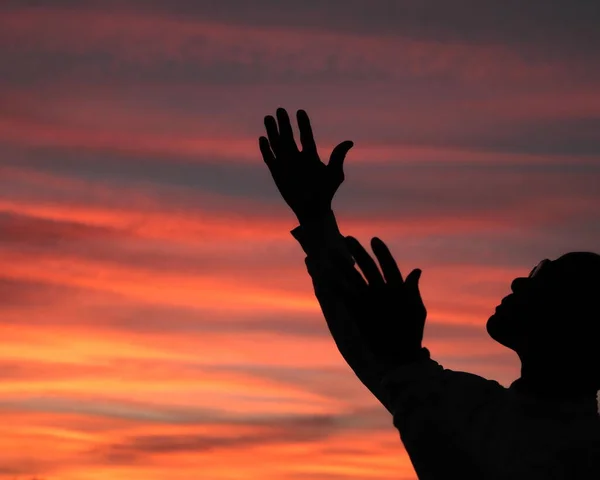 Hombre Negro Rezando Dios Con Los Brazos Extendidos Mirando Hacia —  Fotos de Stock