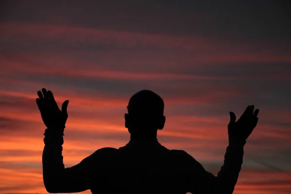 Homem Negro Orando Deus Com Braços Estendidos Olhando Para Céu — Fotografia de Stock