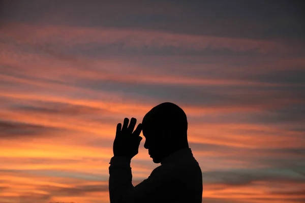 Homem Negro Orando Deus Com Braços Estendidos Olhando Para Céu — Fotografia de Stock