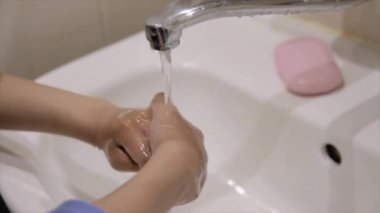Banyoda ellerimi suyla yıkıyorum.
