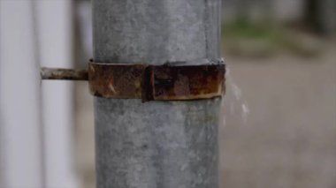Düşen suyla metal direğin yakın görüntüsü 
